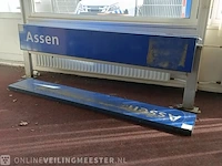 Staande plaatsnaambord in lichtbak, assen - afbeelding 1 van  3