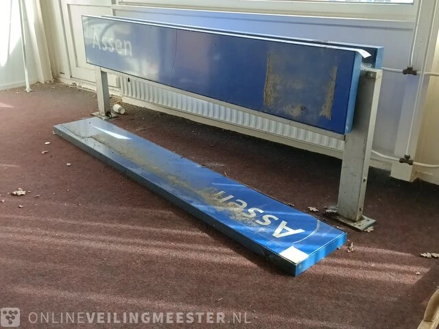 Staande plaatsnaambord in lichtbak, assen - afbeelding 2 van  3