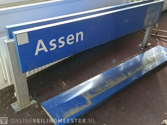 Staande plaatsnaambord in lichtbak, assen - afbeelding 3 van  3