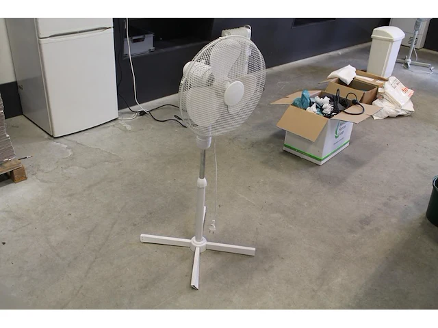 Staande ventilator blokker. - afbeelding 1 van  3