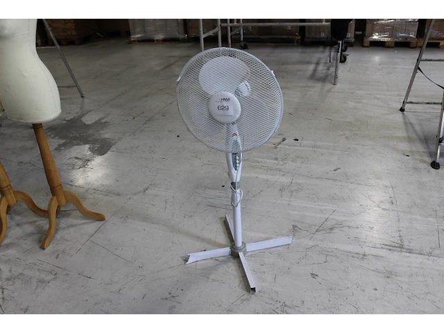 Staande ventilator met slechte voet. - afbeelding 1 van  2