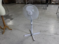 Staande ventilator met slechte voet. - afbeelding 1 van  2