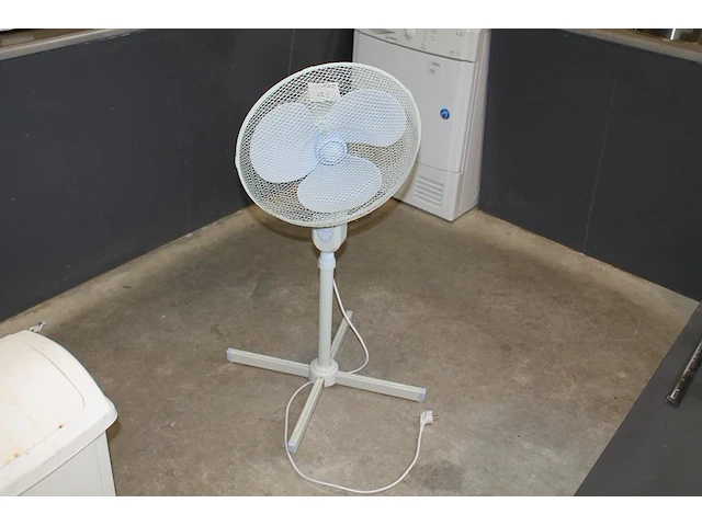 Staande ventilator. - afbeelding 1 van  2