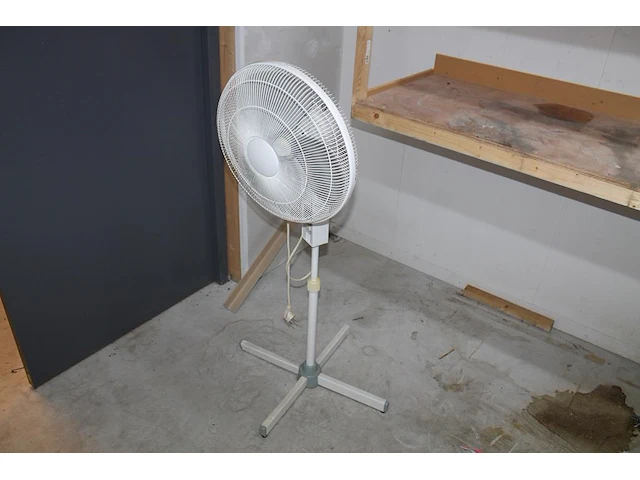 Staande ventilator. - afbeelding 1 van  2