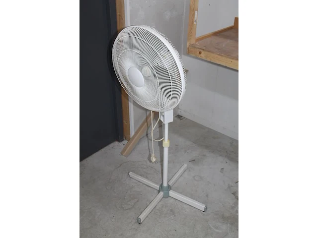 Staande ventilator. - afbeelding 2 van  2