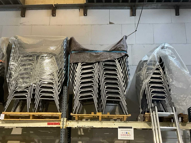Stackchair gestoffeerd (100x) - afbeelding 1 van  4