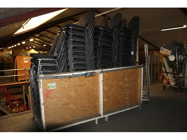 Stackchairs in twee kisten, ruim 200 stuks. - afbeelding 1 van  2