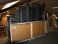 Stackchairs in twee kisten, ruim 200 stuks. - afbeelding 1 van  2
