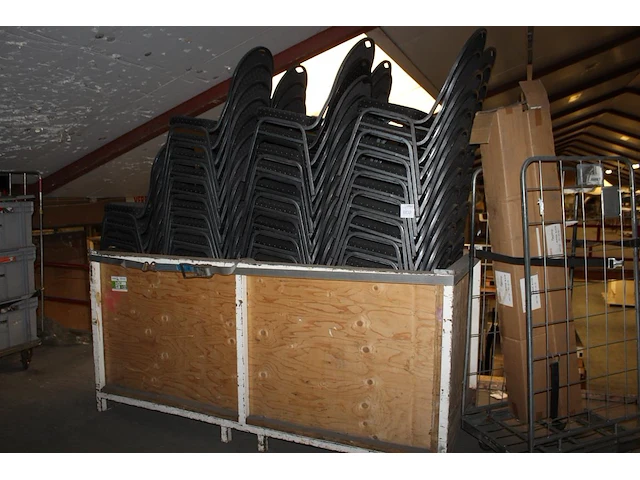 Stackchairs in twee kisten, ruim 200 stuks. - afbeelding 2 van  2