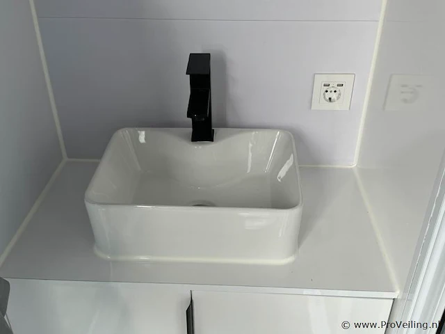 Stahlworks 4m-wit-a studio tiny house - afbeelding 8 van  16