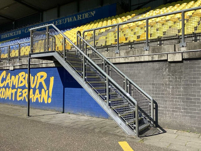 Stalen - tribune - bordestrap - afbeelding 1 van  5