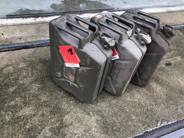 Stalen jerrycan (3x) - afbeelding 1 van  4