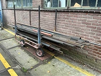 Stalen kar met staalprofielen - afbeelding 1 van  7