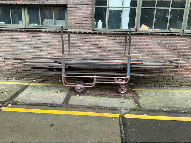 Stalen kar met staalprofielen - afbeelding 2 van  7