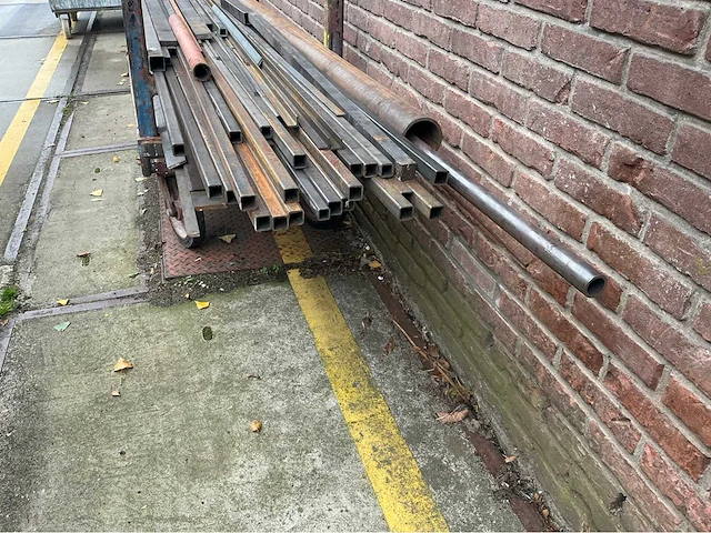 Stalen kar met staalprofielen - afbeelding 3 van  7