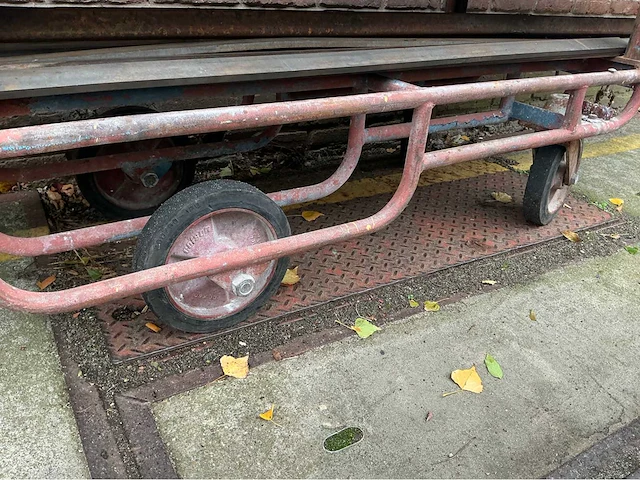 Stalen kar met staalprofielen - afbeelding 7 van  7
