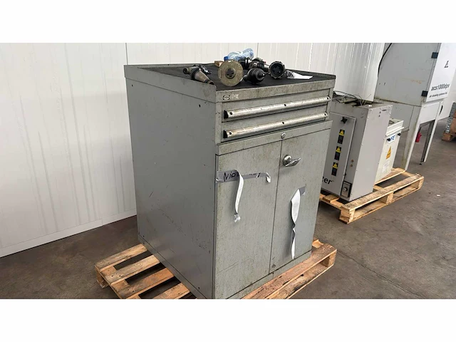 Stalen kast met frezen - afbeelding 4 van  6