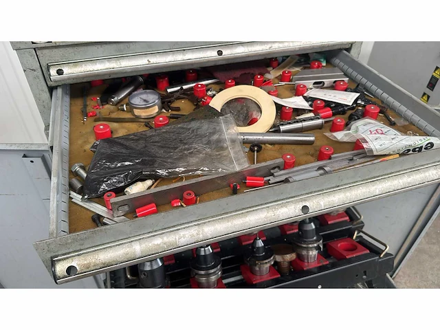Stalen kast met frezen - afbeelding 6 van  6