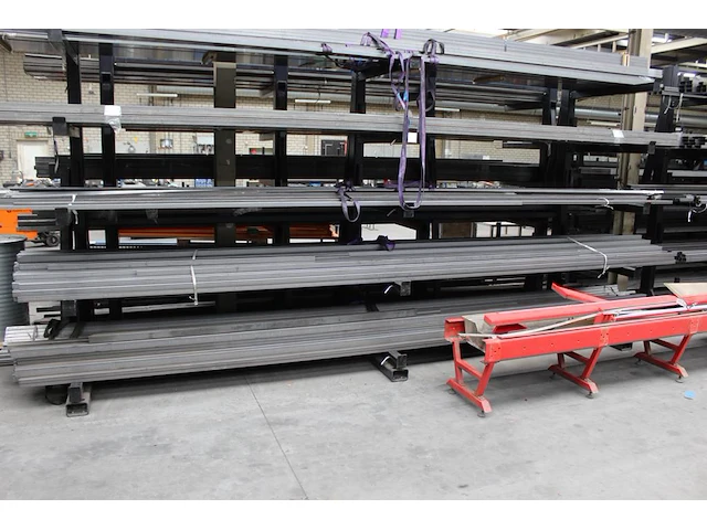Stalen kokers op vijf draagarmen excl. kavel 306, in maten 50 x 50, 40 x 40, 25 x 25 en 60 x 60 mm, totaal ... - afbeelding 1 van  2