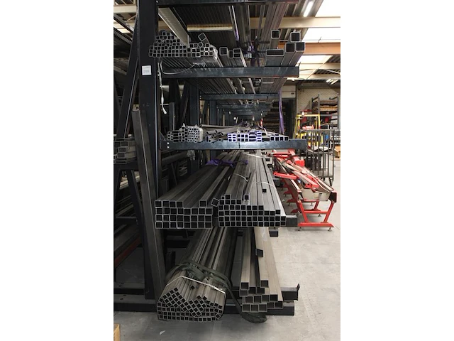 Stalen kokers op vijf draagarmen excl. kavel 306, in maten 50 x 50, 40 x 40, 25 x 25 en 60 x 60 mm, totaal ... - afbeelding 2 van  2
