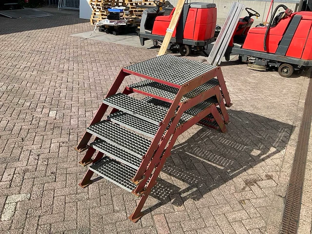 Stalen loopbrug/trap - afbeelding 1 van  3