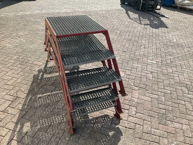 Stalen loopbrug/trap - afbeelding 2 van  3