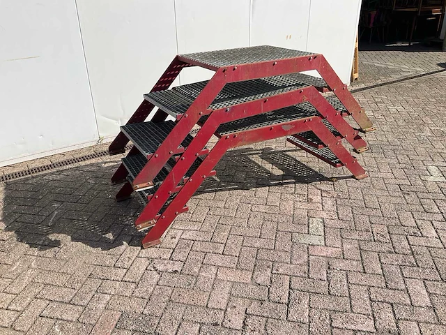 Stalen loopbrug/trap - afbeelding 1 van  3