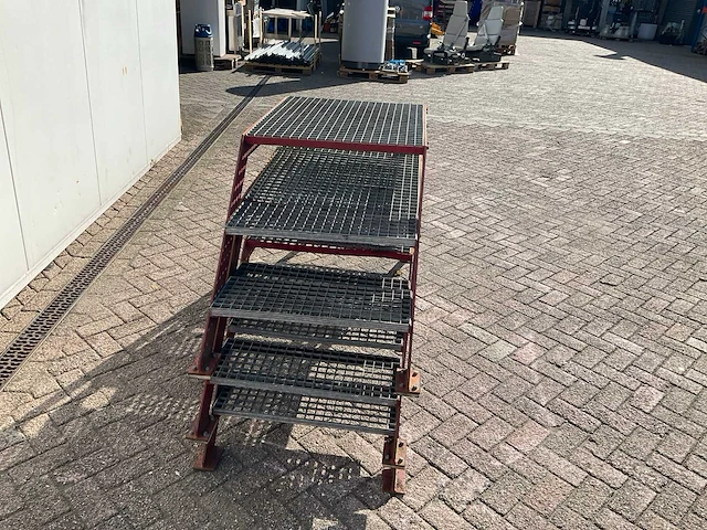 Stalen loopbrug/trap - afbeelding 2 van  3