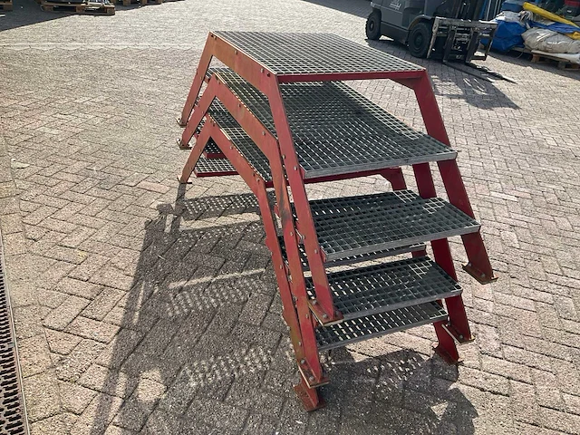 Stalen loopbrug/trap - afbeelding 3 van  3
