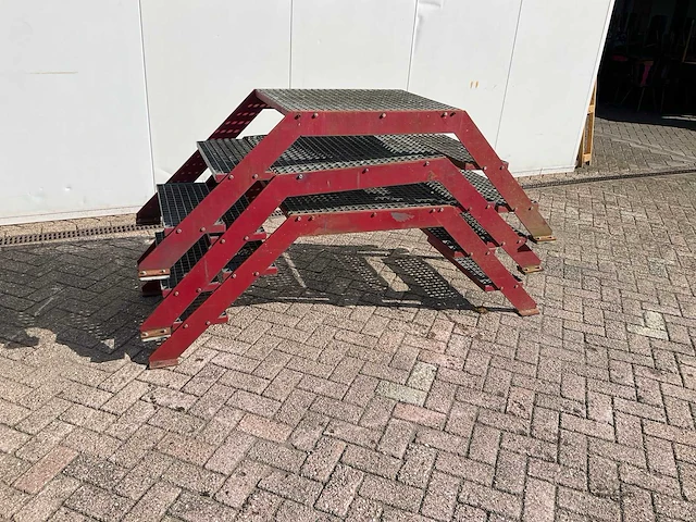 Stalen loopbrug/trap - afbeelding 2 van  3