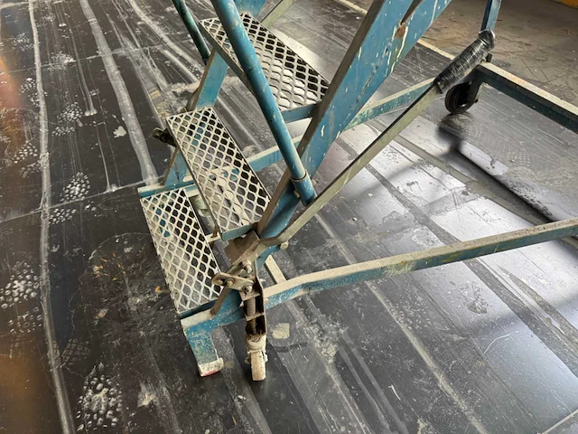 Stalen mobiele trap - afbeelding 2 van  14