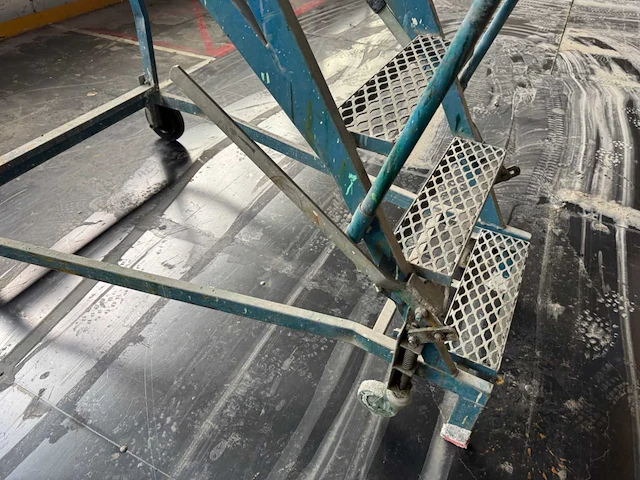Stalen mobiele trap - afbeelding 3 van  14