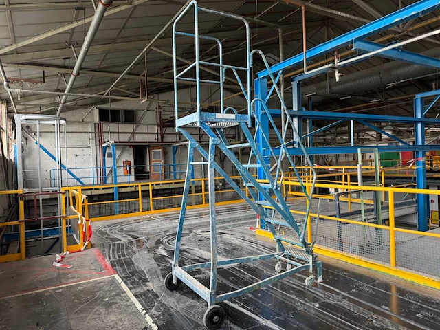 Stalen mobiele trap - afbeelding 9 van  14