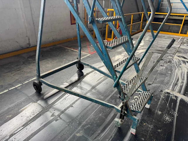 Stalen mobiele trap - afbeelding 11 van  14