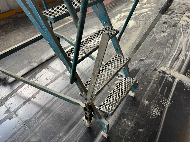 Stalen mobiele trap - afbeelding 12 van  14