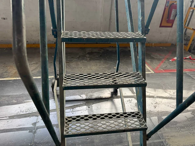 Stalen mobiele trap - afbeelding 13 van  14