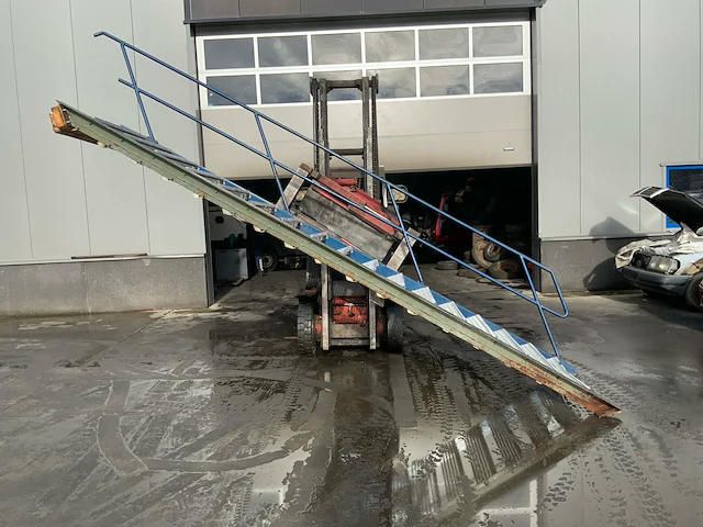 Stalen rechte trap met leuning - afbeelding 1 van  5