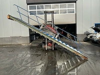 Stalen rechte trap met leuning - afbeelding 1 van  5