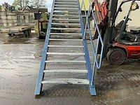 Stalen rechte trap met leuning - afbeelding 3 van  5