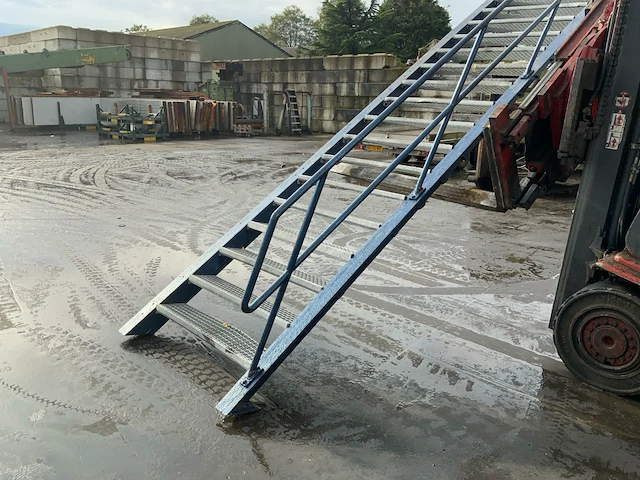 Stalen rechte trap met leuning - afbeelding 5 van  5