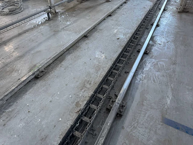 Stalen rollenbaan met motor en rails - afbeelding 2 van  19