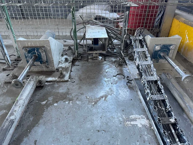Stalen rollenbaan met motor en rails - afbeelding 3 van  19