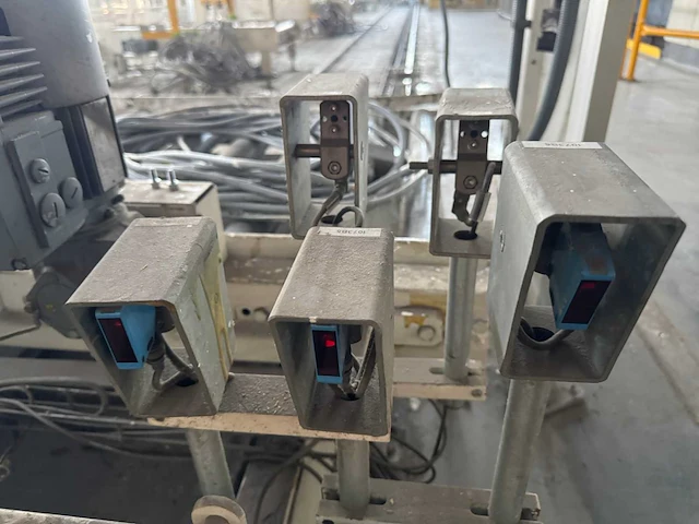 Stalen rollenbaan met motor en rails - afbeelding 9 van  19