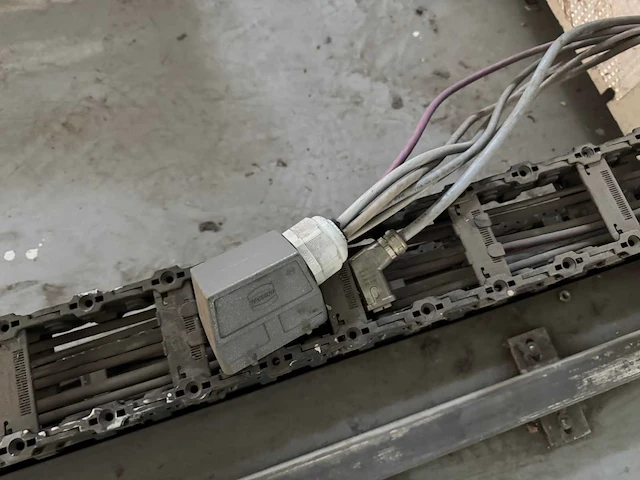 Stalen rollenbaan met motor en rails - afbeelding 11 van  19