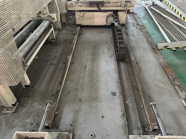 Stalen rollenbaan met motor en rails - afbeelding 16 van  19