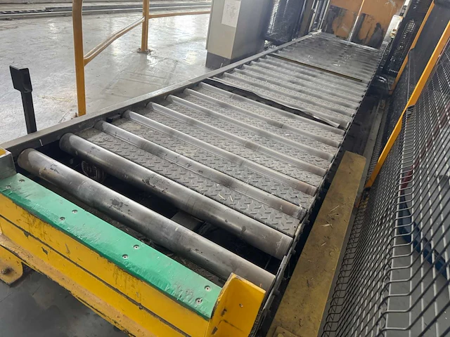 Stalen rollenbaan met motor - afbeelding 8 van  14