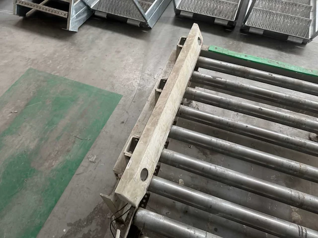 Stalen rollenbaan met motor - afbeelding 10 van  10