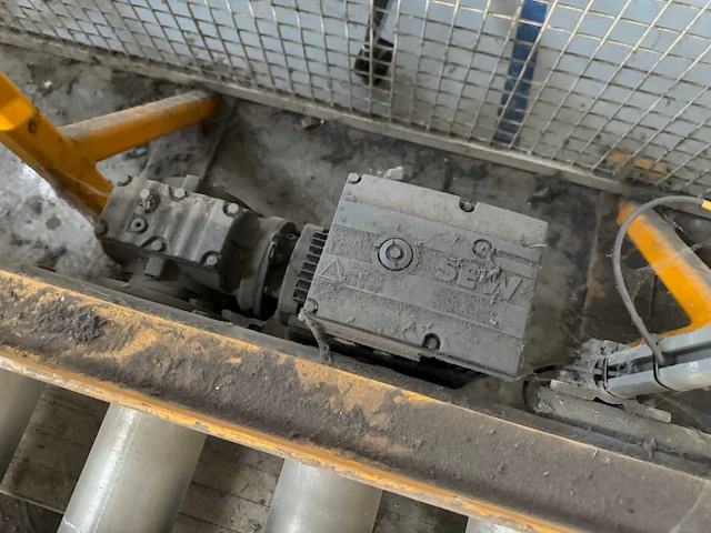 Stalen rollenbaan met motor - afbeelding 2 van  11