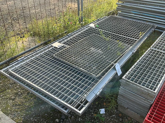 Stalen roostervloer en deur - afbeelding 1 van  4