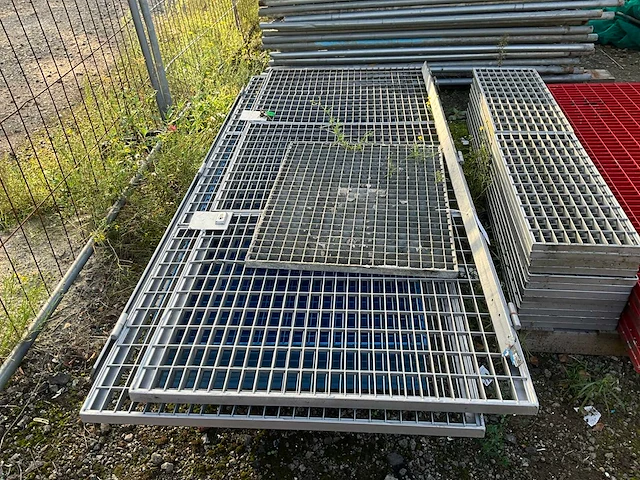 Stalen roostervloer en deur - afbeelding 2 van  4